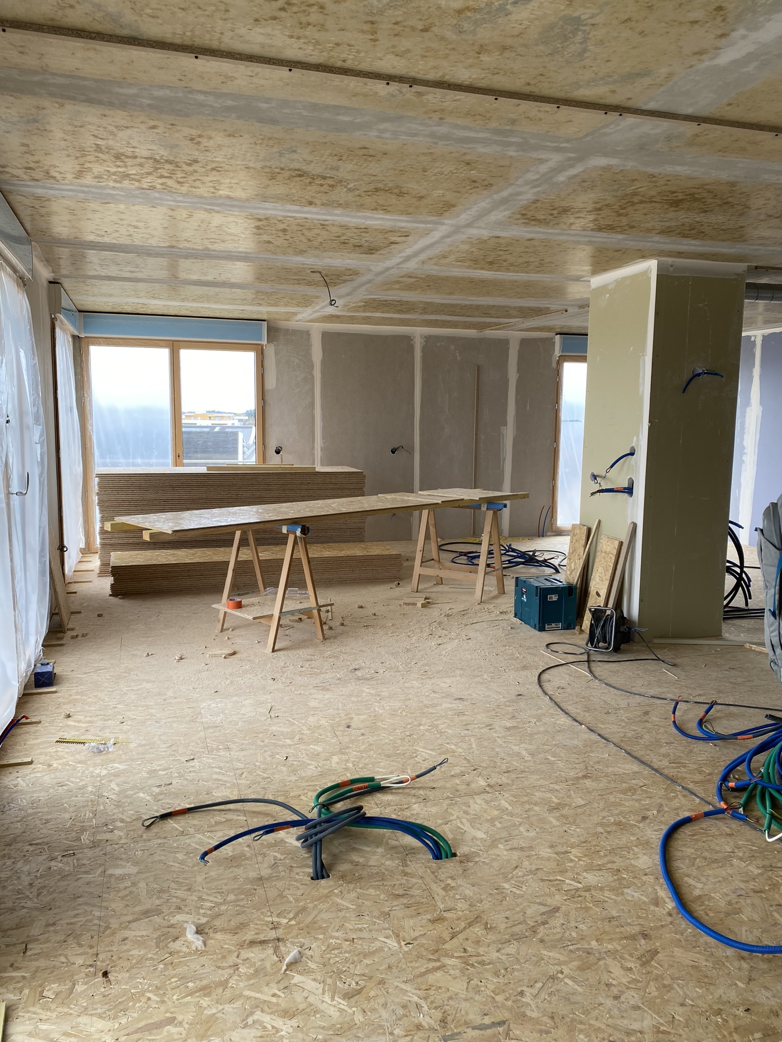 Panneaux OSB posés — Logement en cours de finition